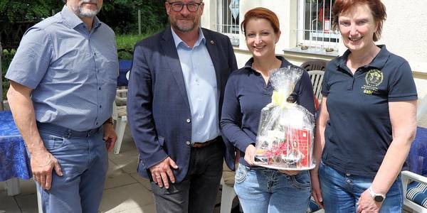 Sven Ellert (v.l.), Wirtschaftsförderung der Stadt Schönebeck (Elbe), und Oberbürgermeister Bert Knoblauch gratulierten Gabriela und Jessika Philippi zum 25-jährigen Bestehen des Tauchsportcenters.