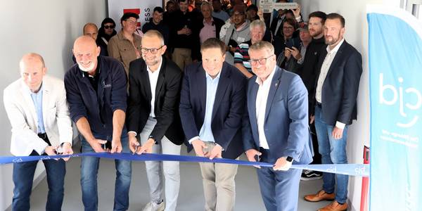 Gaben gemeinsam den Anbau frei (v.l.): Michael Stange (technische Bereichsleiter Ed. Züblin AG), Ralf Hitzing (Vertretung der Werkstattleitung), Samuel Breisacher (Vorstandsmitglied CJD), Andreas Demuth (Gesamtleiter CJD Sachsen-Anhalt) und Bert Knoblauch (Oberbürgermeister Stadt Schönebeck).