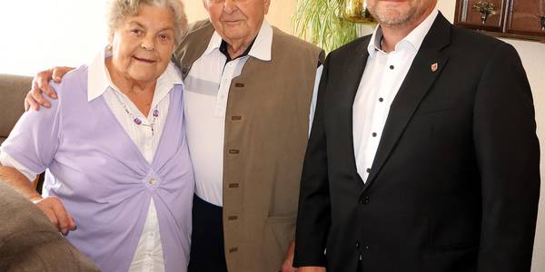 Oberbürgermeister Bert Knoblauch gratulierte Rita und Dieter Mrozek zur Gnadenhochzeit.