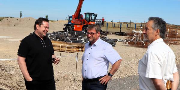 Stefan Rübner (l.), Geschäftsführer und Gesellschafter der Plantan GmbH, im Gespräch mit Oberbürgermeister Bert Knoblauch und Wirtschaftsförderer Sven Ellert. © Stadt Schönebeck (Elbe) Stefan Rübner (l.), Geschäftsführer und Gesellschafter der Plantan GmbH, im Gespräch mit Oberbürgermeister Bert Knoblauch und Wirtschaftsförderer Sven Ellert.