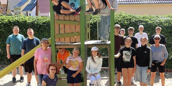 Schüler der 5. bis 9. Klassen der Sekundarschule Fritz Heicke aus Gommern hatten am Donnerstag den "Sozialen Tag" als Projekttag. Dabei räumten sie fleißig den Spielplatz auf und reinigten die Flächen. © Stadt Schönebeck (Elbe) Schüler der 5. bis 9. Klassen der Sekundarschule Fritz Heicke aus Gommern hatten am Donnerstag den "Sozialen Tag" als Projekttag. Dabei räumten sie fleißig den Spielplatz auf und reinigten die Flächen.