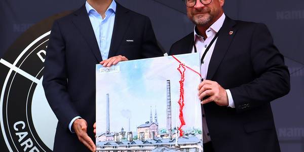 Oberbürgermeister Bert Knoblauch gratulierte Geschäftsführer Alexander Wilhelm zur Einweihung der neuen Fertigungshalle. © Stadt Schönebeck (Elbe) Oberbürgermeister Bert Knoblauch gratulierte Geschäftsführer Alexander Wilhelm zur Einweihung der neuen Fertigungshalle.