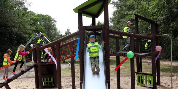 Die Spielgeräte wurden von den Kindern der Kita Schlupfwinkel gleich nach der Freigabe genutzt. © Stadt Schönebeck (Elbe) Die Spielgeräte wurden von den Kindern der Kita Schlupfwinkel gleich nach der Freigabe genutzt.