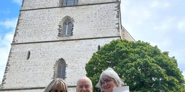 Symbolische Spendenübergabe mit (v.l.): Solepark-Leiterin Sibylle Schulz, Vereinsvorsitzender Wolf-Michael Feldbach und Anita Bader, Geschäftsführerin der Mitteldeutschen Kammerphilharmonie. © Stadt Schönebeck (Elbe) Symbolische Spendenübergabe mit (v.l.): Solepark-Leiterin Sibylle Schulz, Vereinsvorsitzender Wolf-Michael Feldbach und Anita Bader, Geschäftsführerin der Mitteldeutschen Kammerphilharmonie.