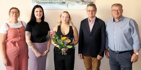 Beglückwünschten Angelina stein (M.) zur bestandenen Prüfung (v.l.): Personalratsvorsitzende Saskia Fröse, Sachbearbeiterin Personalentwicklung Alexandra Gutteck, Personalamtsleiter Markus Baudisch und Oberbürgermeister Bert Knoblauch. © Stadt Schönebeck (Elbe) Beglückwünschten Angelina stein (M.) zur bestandenen Prüfung (v.l.): Personalratsvorsitzende Saskia Fröse, Sachbearbeiterin Personalentwicklung Alexandra Gutteck, Personalamtsleiter Markus Baudisch und Oberbürgermeister Bert Knoblauch.