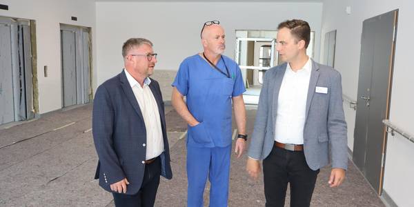 Begehung (v.l.): Bert Knoblauch, Oberbürgermeister der Stadt Schönebeck, Dr. med. Karl-Heinz Binias, Ärztlicher Direktor und Chefarzt der Klinik für Innere Medizin, Kardiologie und internistische Intensivmedizin am AMEOS Klinikum Schönebeck, und Michael Voland, Krankenhausdirektor am AMEOS Klinikum Schönebeck. © Stadt Schönebeck (Elbe) Begehung (v.l.): Bert Knoblauch, Oberbürgermeister der Stadt Schönebeck, Dr. med. Karl-Heinz Binias, Ärztlicher Direktor und Chefarzt der Klinik für Innere Medizin, Kardiologie und internistische Intensivmedizin am AMEOS Klinikum Schönebeck, und Michael Voland, Krankenhausdirektor am AMEOS Klinikum Schönebeck.
