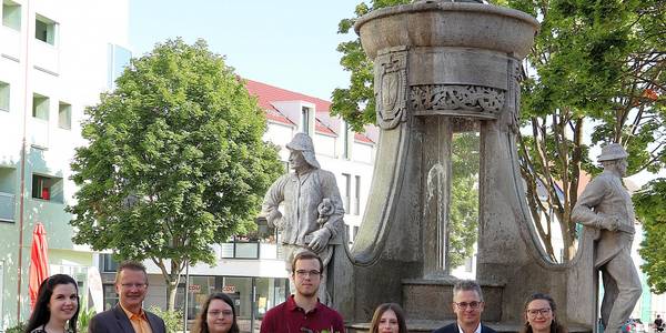 Alexandra Gutteck (l.), Sachbearbeiterin Personalentwicklung, Uwe Scholz (2.v.l.), stellvertretender Oberbürgermeister, Markus Baudisch (2.v.r.), Leiter Personalamt, und Saskia Fröse (r.), Personalratsvorsitzende, begrüßten Sophie Gehring, Jannik Salzborn und Svenja Eitze. © Stadt Schönebeck (Elbe) Alexandra Gutteck (l.), Sachbearbeiterin Personalentwicklung, Uwe Scholz (2.v.l.), stellvertretender Oberbürgermeister, Markus Baudisch (2.v.r.), Leiter Personalamt, und Saskia Fröse (r.), Personalratsvorsitzende, begrüßten Sophie Gehring, Jannik Salzborn und Svenja Eitze.