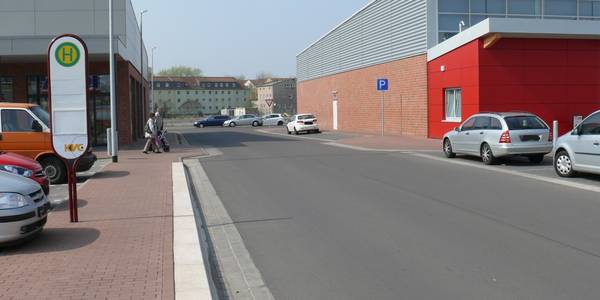 Neben den REWE-Markt an der Schillerstraße wird wieder eine Bank aufgestellt. © Stadtarchiv Neben den REWE-Markt an der Schillerstraße wird wieder eine Bank aufgestellt.