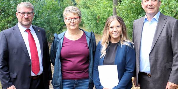 Trafen sich vor Ort in Elbenau (v.l.): Oberbürgermeister Bert Knoblauch, Mitarbeiterinnen des Salzlandkreises Andrea Wolter und Jana Elbe sowie Landrat Markus Bauer.