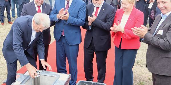 Grundsteinlegung mit (v.l.) Geschäftsführer Olaf Höhn, Oberbürgermeister Bert Knoblauch, Ministerpräsident Sven Schulze, Energieminister Armin Willingmann, Berlins Wirtschaftssenatorin Franziska Giffey und Landrat Markus Bauer.