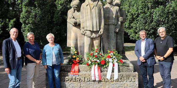 Oberbürgermeister Bert Knoblauch (2.v.r.) und die Stadträte (v.l.) Roland Claus, Cornelia Ribbentrop, Sabine Dirlich und Torsten Pillat bei der Kranzniederlegung.