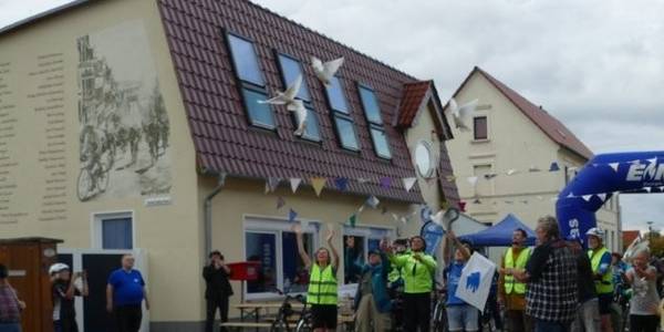 Am Ende werden Weiße Tauben als Friedenssymbol fliegen gelassen.