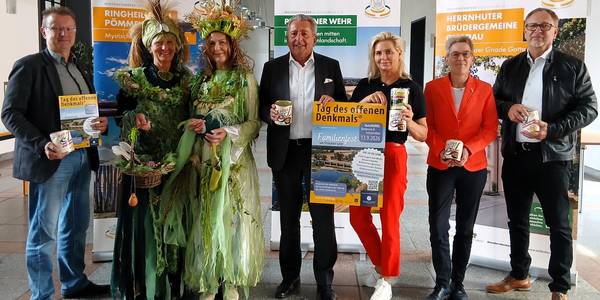 Werben gemeinsam für das Familienfest am Pretziener Wehr (v.l.): Uwe Scholz, stellvertretender Oberbürgermeister der Stadt Schönebeck (Elbe), die Elbauenfeen, Landtagspräsident Dr. Gunnar Schellenberger, Antje Mandelkow von Kelles Suppenmanufaktur, LHW-Direktorin Martina Große-Sudhues und Ulf-Peter Freund vom Weltkulturerbeverein.