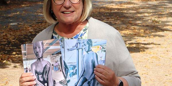 Solepark-Leiterin Sibylle Schulz zeigte das Resultat zuvor auf Bildern. © Stadt Schönebeck (Elbe) Solepark-Leiterin Sibylle Schulz zeigte das Resultat zuvor auf Bildern.