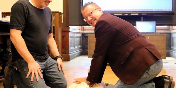 Dr. med. Karl-Heinz Binias zeigt Dezernent Uwe Scholz die korrekte Wiederbelebung. © Stadt Schönebeck (Elbe) Dr. med. Karl-Heinz Binias zeigt Dezernent Uwe Scholz die korrekte Wiederbelebung.
