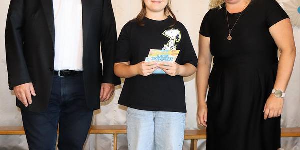 Sophia Musche las in den Sommerferien 23 Bücher. Von Oberbürgermeister Bert Knoblauch und Stadtbibliotheks-Leiterin Nadin Vietmeyer wurde sie dafür ausgezeichnet. © Stadt Schönebeck (Elbe) Sophia Musche las in den Sommerferien 23 Bücher. Von Oberbürgermeister Bert Knoblauch und Stadtbibliotheks-Leiterin Nadin Vietmeyer wurde sie dafür ausgezeichnet.
