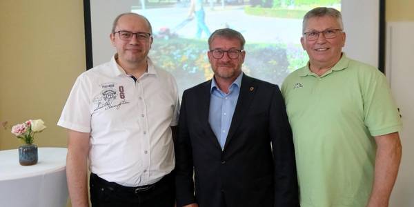 Feierten gemeinsam 30 Jahre Bauhof (v.l.): Leiter Dennis Eckert, Oberbürgermeister Bert Knoblauch und der ehemalige Leiter Heinz-Werner Herrler. © Stadt Schönebeck (Elbe) Feierten gemeinsam 30 Jahre Bauhof (v.l.): Leiter Dennis Eckert, Oberbürgermeister Bert Knoblauch und der ehemalige Leiter Heinz-Werner Herrler.