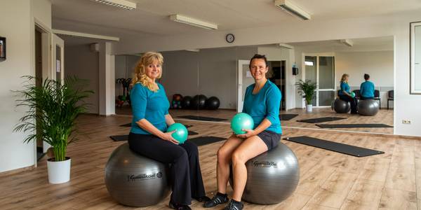 Jana Reineboth, die Inhaberin und Trainerin (rechts), und Ilka Teßmer, Trainerin. © Zentrum für Rehasport / David Behrendt Jana Reineboth, die Inhaberin und Trainerin (rechts), und Ilka Teßmer, Trainerin.