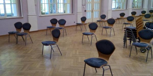 Dr. Tolberg-Saal mit Stühlen leer