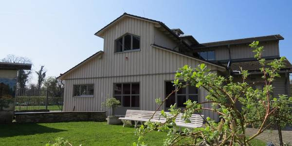 Ansicht des Schausiedehauses im Frühling