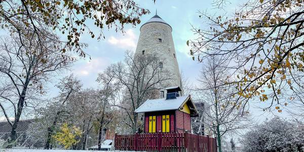 Kunsthof Soleturm mit Hexenhaus im Winter © SOLEPARK Kunsthof Soleturm mit Hexenhaus im Winter