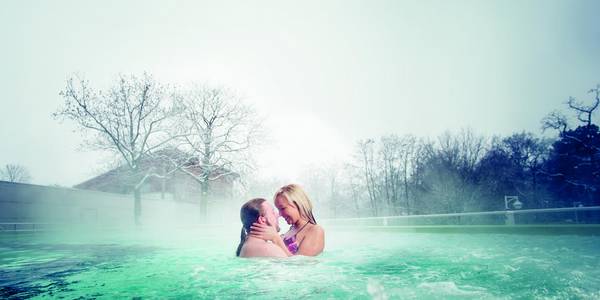 Solequell Außenbecken badendes Paar im Winter