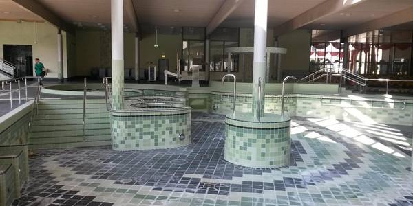 Leere Becken aufgrund von Wartungsarbeiten im Solequell
