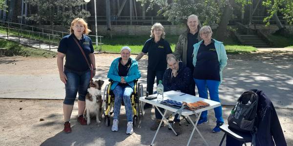 2 rolli parcours und steppbrett am stand der selbsthilfegruppe schicksalskinder