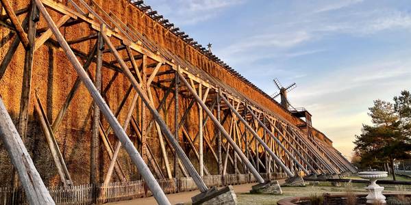 Gradierwerk bei Sonnenaufgang im Herbst © SOLEPARK Kurpark im Herbst
