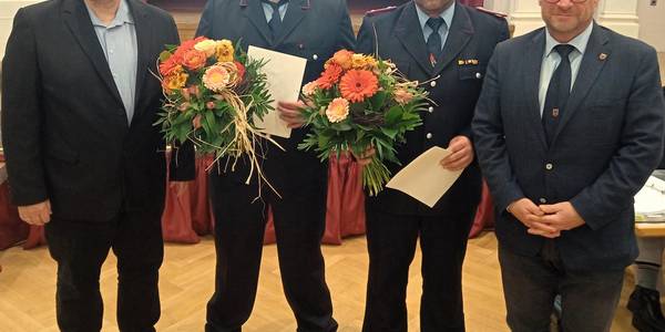 Matthias Menzel (l.) und Bert Knoblauch (r.) gratulierten Sascha Kunstmann (2.v.l.) und Ronny Mühlsiegel. © Stadt Schönebeck (Elbe) ehrenbeamte