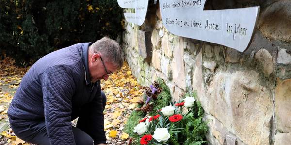 Oberbürgermeister Bert Knoblauch bei der Krankniederlegung. © Stadt Schönebeck (Elbe) kranzniederlegungob