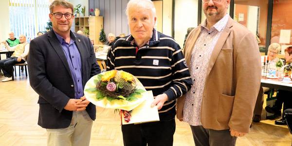 Werner Grundmann (M.) wurde von Oberbürgermeister Bert Knoblauch (l.) und Stadtseniorenratsvorsitzenden Frank Schiwek ausgezeichnet. © Stadt Schönebeck (Elbe) tdewernergrundmann