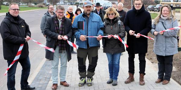 Gaben den Radweg offiziell frei (v.v.l.): Michael Jahn, Geschäftsführer Planungsbüro Magdeburg Ingenieurgesellschaft mbH, Oberbürgermeister Bert Knoblauch, Geschäftsführer Netzebau Peter Netzeband, Donka Götz, technische Mitarbeiterin Sachgebiet Tiefbau, Staatssekretär Sven Haller und Christin Schwark vom Nahverkehrsservice Sachsen-Anhalt. © Stadt Schönebeck (Elbe) scherenschnitt