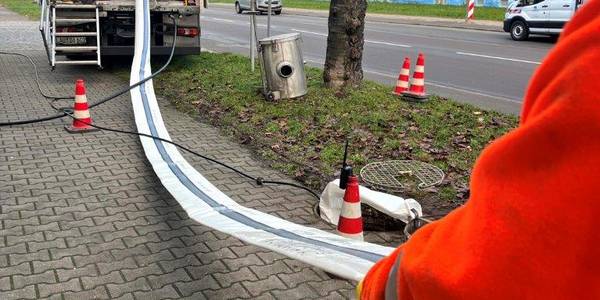 Einbringen des Inline-Schlauchkanals. © Ingenieurgemeinschaft Thiel inliner schlauchkanal