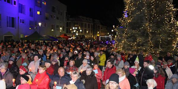 Zusammen untern Weihnachtsbaum