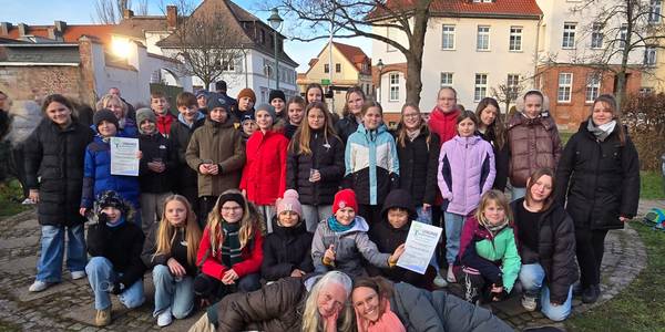 Ehemalige Grundschüler der Ludwig-Schneider-Schule pflanzten einen Baum. © privat bild 1