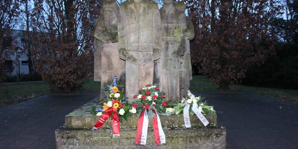 Kranzniederlegung am Mahnmal © Stadt Schönebeck (Elbe) Kranzniederlegung am Mahnmal