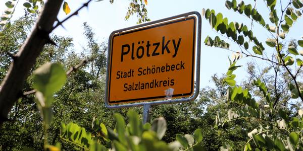 Ortsschild der Ortschaft Plötzky.