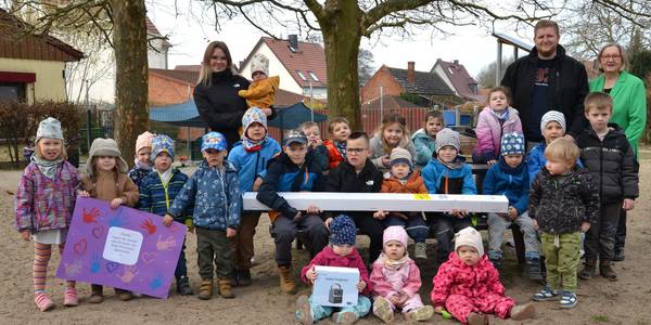 Kinder der Kita Pretzien nahmen einen Beamer und eine Leinwand als Spende entgegen. Diese waren beim lebendigen Adventskalender gesammelt worden.