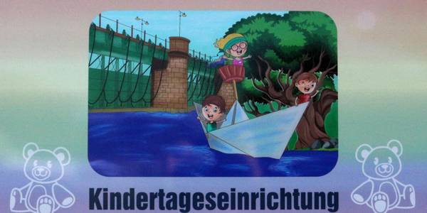 Das neue Schild der Kita "Elbebande" im Außenbereich.