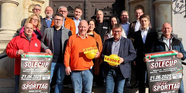 Die Sponsoren und Unterstützer des Leichtathletik-Meetings 19. SoleCup stehen auf der Treppe vor dem Schönebecker Rathaus.