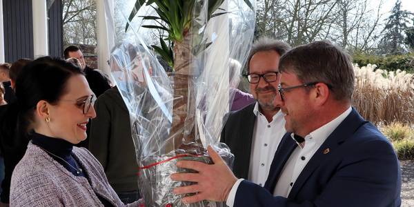Oberbürgermeister Bert Knoblauch übergibt eine Pflanze an SWS-Geschäftsführerin Julia Teige.