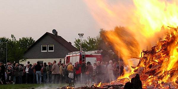 Das Osterfeuer in Elbenau wurde angezündet, bewacht von der Feuerwehr und bestaunt von vielen Schaulustigen.