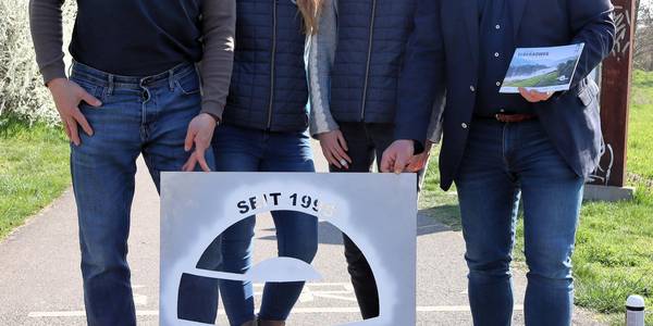 Brachten das Jubiläumslogo auf (v.l.) Wirtschaftsförderer Sven Ellert, Anna Orling und Julia Müller vom Team Mitte Elberadweg sowie Oberbürgermeister Bert Knoblauch.