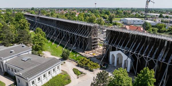 Gradierwerk mit Bauarbeiten am Uhrenturm