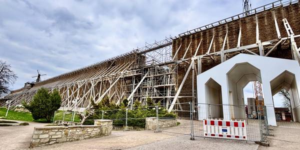 Gradierwerk mit Bauarbeiten am Uhrenturm