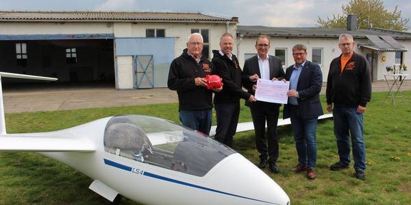 Foto: von links nach rechts: Henning Schulte (erster Vorsitzender), Ralf Gerigk (Schatzmeister), Markus Bauer (Landrat), Bert Knoblauch (Oberbürgermeister Schönebeck), Dr. Hartmut Schütze (zweiter Vorsitzender)