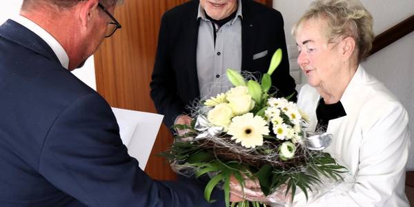 Oberbürgermeister Bert Knoblauch überreichte Helga und Gottfried Hübner einen Blumenstrauß und Kartengrüße.