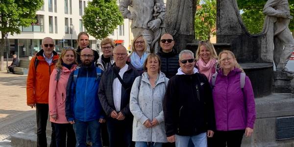 Die Delegation aus Oschersleben schaute sich den Marktplatz in Schönebeck an.