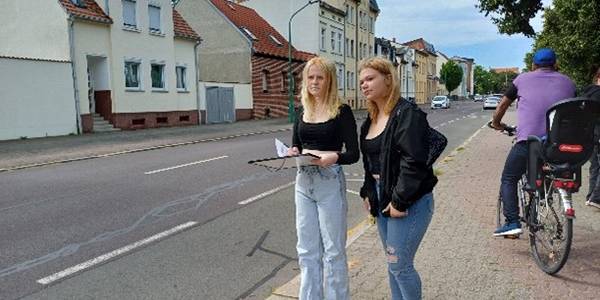 Zoe und Isabell waren mit dem Zählen der Autos sehr gefordert. © Stadt Schönebeck (Elbe) Zwei Schülerinnen stehen an der Straße und wollen Autos zählen.